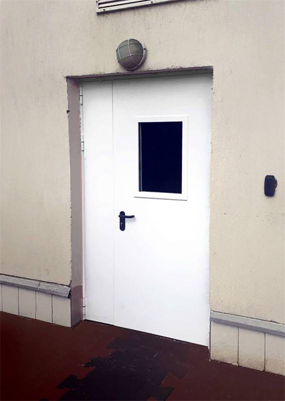 Белая полуторная дверь с остеклением