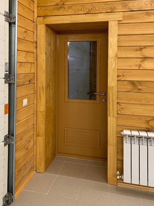 Дверь со стеклом и вентиляцией изнутри