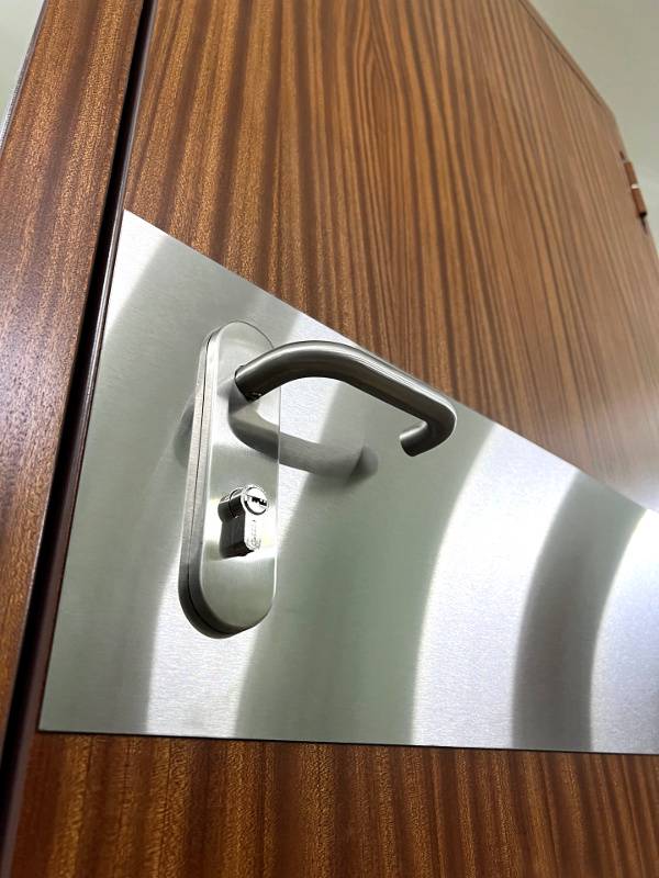 Ручка на планке и отбойник