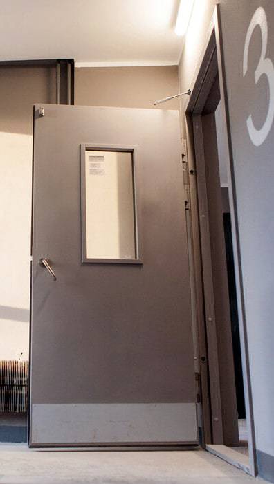 Техническая дверь с остеклением