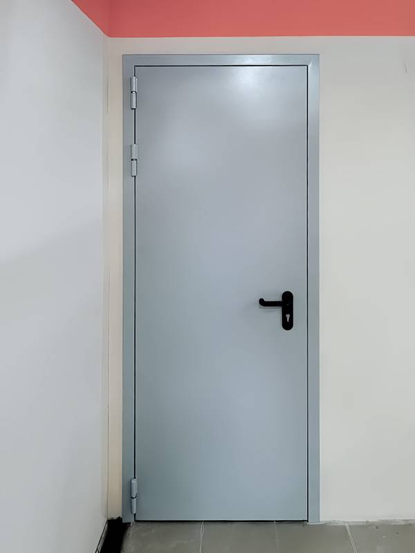 Узкая противопожарная дверь (Магнит Косметик)
